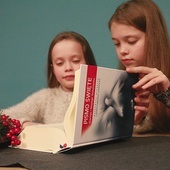 Już dzieci w najmłodszym wieku można zachęcać, aby sięgały do Pisma Świętego.
