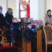 ▲	Dzieci uczestniczyły w nabożeństwie jedynie w towarzystwie swoich opiekunek. Ze względów sanitarnych w tym roku do kościoła nie mogli przyjść dziadkowie.