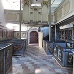 Widok na wnętrze kościoła od strony ołtarza
