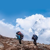 Bez pomocy Szerpów, jako tragarzy i przewodników, niemożliwe byłoby zdobywanie najwyższych himalajskich szczytów.
