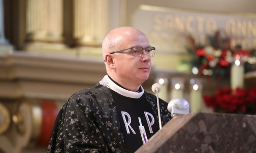 Kazanie wygłosił ks. Grzegorz Węglorz, proboszcz parafii MB Fatimskiej w Katowicach, rocznikowy kolega zmarłego.