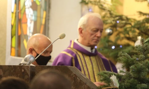 W ostatnim pożegnaniu uczestniczyli kapłani dekanatu strumieńskiego, z dziekanem ks. kan. Marianem Brańką na czele.