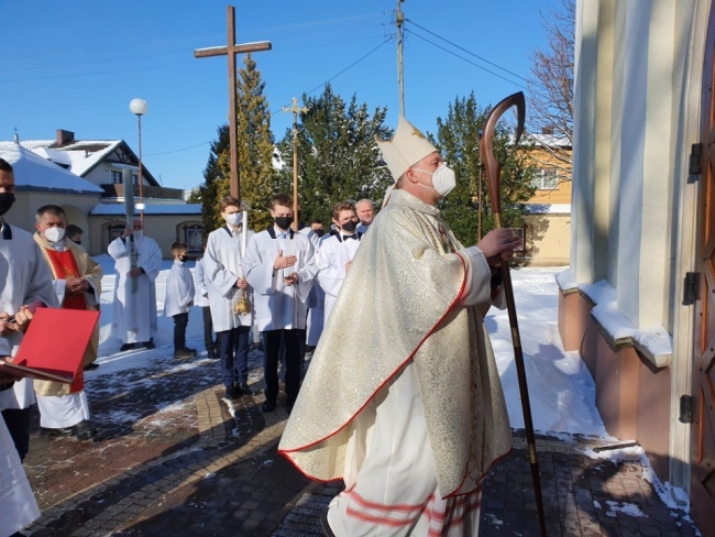 Uroczystości liturgicznego otwarcia Roku św. Jakuba dokonał trzykrotnym uderzeniem pastorału w drzwi kościoła bp Piotr Turzyński.