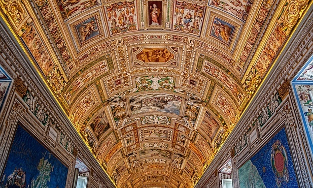 Muzea Watykańskie otwarte, mimoza dla pierwszej zwiedzającej