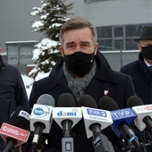 Uczestnicy konferencji przed siedzibą Fabryki Broni w Radomiu (od lewej): Wojciech Skurkiewicz, Zbigniew Gryglas i Marek Suski.