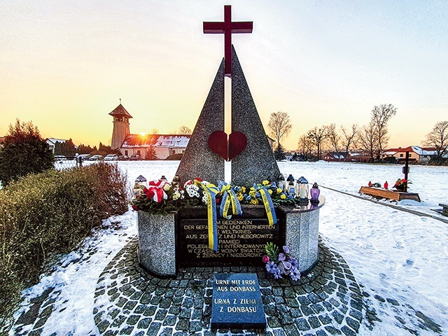 	Kwiaty przy pomniku pamięci poległych i internowanych w czasie II wojny światowej.