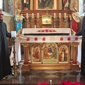 ▲	Br. Emanuel Yuran i br. Bogusław Dudek przed nowym stołem ołtarzowym, poświęconym w końcu stycznia w ich kaplicy pw. Aniołów Stróżów.