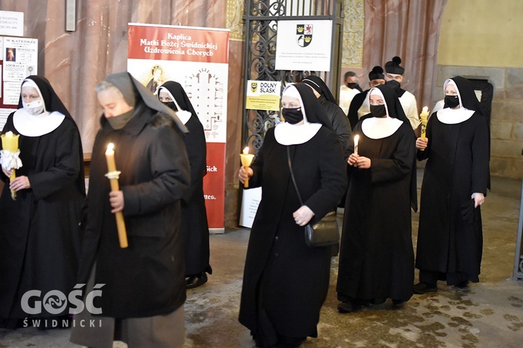 Msza św. i procesja z okazji Dnia Życia Konsekrowanego