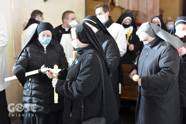 Msza św. i procesja z okazji Dnia Życia Konsekrowanego