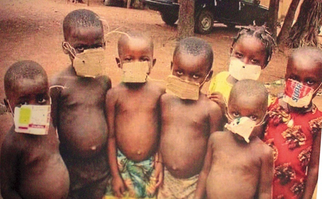 ▲	Dzieci w „maseczkach” antywirusowych w Togo.