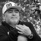 Diego Maradona zmarł 25 listopada 2020 r. 