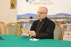 Biskup prezentujący Regulamin Świdnickiej Kurii Biskupiej.