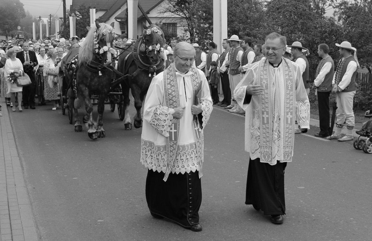 Ks. prałat Jerzy Palarczyk (z lewej), podczas prymicji bpa Wiesława Krótkiego w Jaworzynce, w 2013 roku.