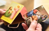 Każdy z odwiedzanych otrzymał modlitewnik do św. Józefa i pamiątkowy obrazek od Caritas Diecezji Tarnowskiej.