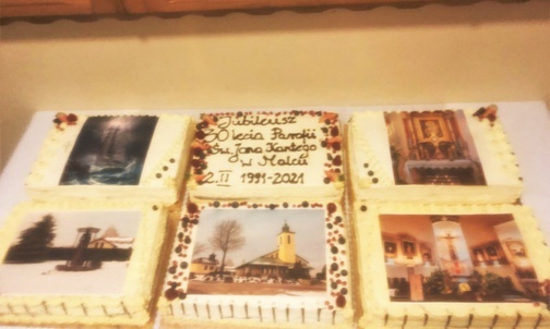 W przedsionku kościoła czekały na wszystkich jubileuszowe torty zdobione zdjęciami świątyni.