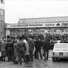 Tłumy pod świetlicą "Bewelany", gdzie w 1981 r. działał Międzyzakładowy Komitet Strajkowy.
