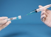 48 proc. Polaków zamierza się zaszczepić przeciw koronawirusowi, 26 proc. nie chce szczepionki