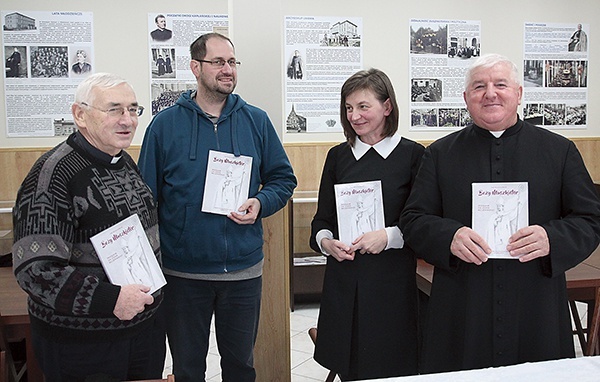 Od lewej: ks. Eugeniusz Nycz, Bogusław Gąszcz, Ewa Piecha-Kasprzyk – autorka książki „Boży Muszkieter” – i ks. prał. Stanisław Morawa.