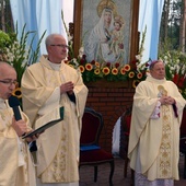 Ks. kan. Szymon Mucha, kustosz sanktuarium MB Różańcowej w Wysokim Kole i opiekun Kół Żywego Różańca, wita bp. Henryka Tomasika na pielgrzymce Żywego Różańca w 2019 roku.