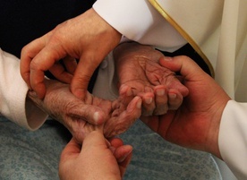 Dziś w parafiach, szpitalach, hospicjach kapłani udzielają sakramentu chorych.