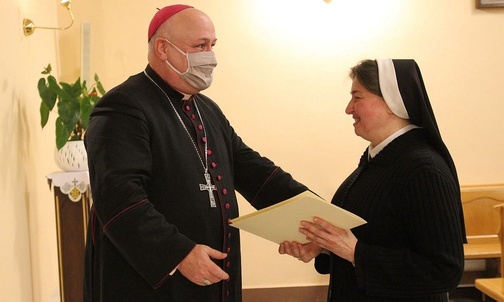Bp Piotr Greger i siostra jubilatka Beata Bajurska, świętująca 25-lecie ślubów zakonnych.