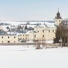 W Sanktuarium Męki Pańskiej w Imbramowicach wznosi się dom pielgrzyma i budynek przyklasztornego teatru.