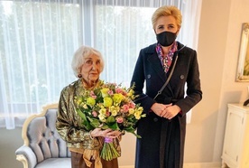  Życzenia osobiście złożyła pani Lucynie Adamkiewicz pierwsza dama Agata Kornhauser-Duda.