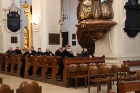 W katedrze w nabożeństwie uczestniczyli z kapłanami łowiccy biskupi.