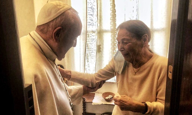 Papież odwiedził w domu pisarkę i reżyserkę ocalałą z Holokaustu