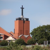 Widok na sanktuarium i wieżę Miłosierdzia od strony Wisły (zdjęcie wykonane latem 2020 roku).