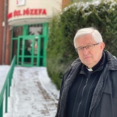 Przed wejściem do Domu Księży Emerytów w Katowicach.