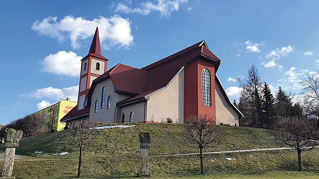 Kościół znajduje się na wzniesieniu, które wierni usypali z 1200 wywrotek ziemi.