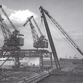Budowę prowizorycznego portu w Gdyni zakończono w 1923 roku. Na zdjęciu przeładunek towarów na portowym nabrzeżu.