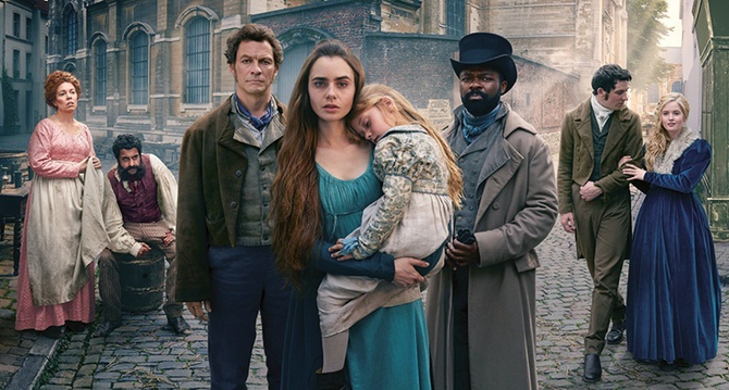 Dominic West, jako Jean Valjean (pierwszy z lewej),  Lily Collins (Fantine) i David Oyelowo w roli inspektora Javerta w serialu „Nędznicy” (2018).