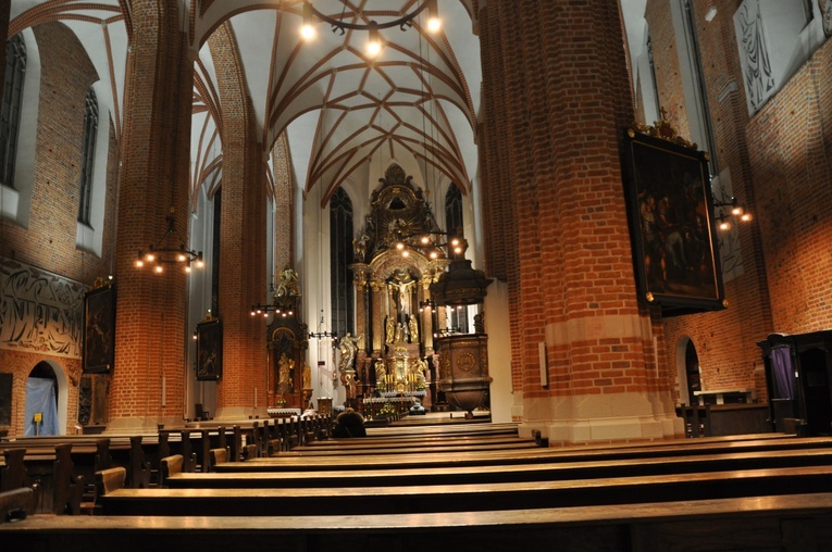 Odnowione stacje drogi krzyżowej w opolskiej katedrze