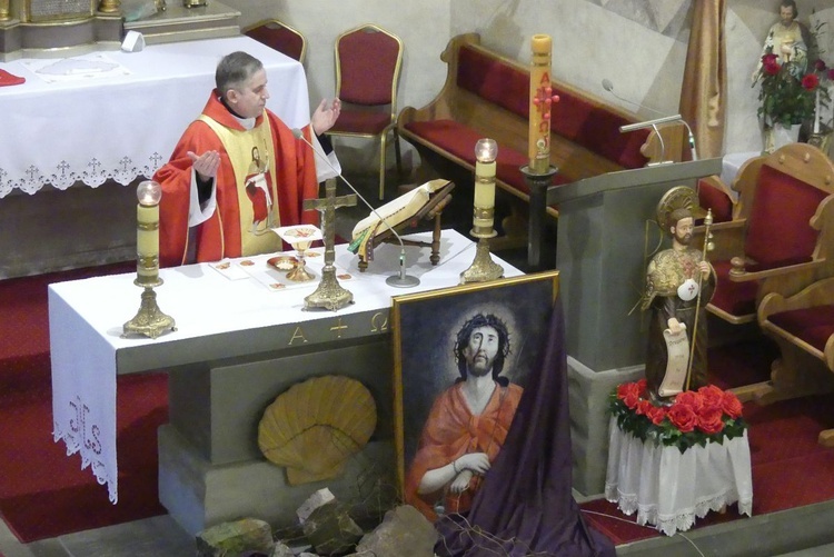 Ks. proboszcz Grzegorz Pal sprawował Mszę św. w dniu kolejnego czuwania jakubowego w Simoradzu.