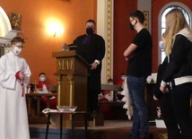 Scena sądu nad Jezusem przygotowana przez młodzież ze wspolnoty "Chęci+" w Straconce dla ich młodszych kolegów.