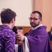 O. Mirosław Jajko SJ w trakcie głoszenia homilii.