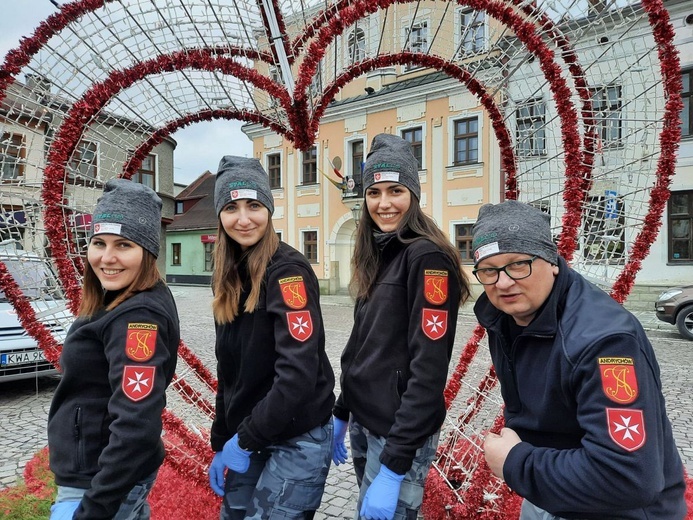 Andrychowska załoga maltańczyków, która zdobyla 3. miejsce w II Zimowych Mistrzostwach Ratowniczych w Skoczowie.