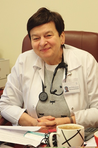 Profesor Anna Doboszyńska przypomina o konieczności zachowania dystansu, noszeniu maseczek i myciu rąk.