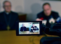 Kolejne posiedzenie synodalne zaplanowane jest na 24 kwietnia. Prawdopodobnie również odbędzie się zdalnie. Na zdjęciu bp Edward Dajczak i ks. dr Tomasz Tomaszewski, sekretarz.