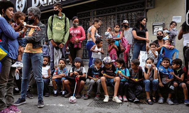Wenezuelczycy w Caracas, oczekujący w kolejce po pomoc charytatywną.