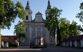 Sanktuarium Chrystusa Cierniem Koronowanego i Krwi Zbawiciela w Wielkiej Woli - Paradyżu (pow. Opoczno).