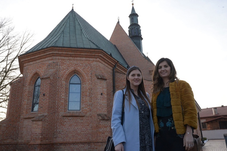 Basia Kobylarczyk (z prawej) i Ewelina Górska zapraszają do wspólnej modlitwy w kościele św. Wacława.