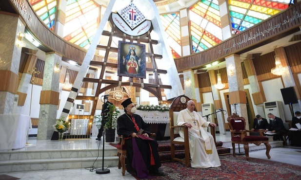 Franciszek w katedrze Matki Bożej Zbawienia obrządku syrokatolickiego w Bagdadzie
