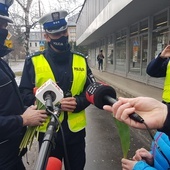 Bielsko-Biała. Pouczenia i tulipany - zamiast mandatów w Dzień Kobiet