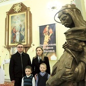 Kaplicę i figurę pokazali radgoscy parafianie z Narożnik – Renata i Grzegorz Kuźniarowie. 