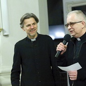 Księża Mikołaj Piec (z lewej) i Dariusz Mikowski na spotkaniu w Borzęcinie Górnym.