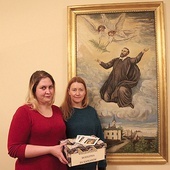 Anna Rzyman i Xymena Borowiak wraz ze skoczowską oazą dorosłych namawiają do modlitewnego wsparcia duchownych.
