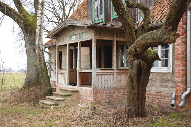 Domy, które staną w tym miejscu, to wyłącznie uratowane zabytki architektury drewnianej. Podobne do domu w Kępniewie (na zdjęciu), przy którym FOZAD prowadzi także prace renowacyjne.